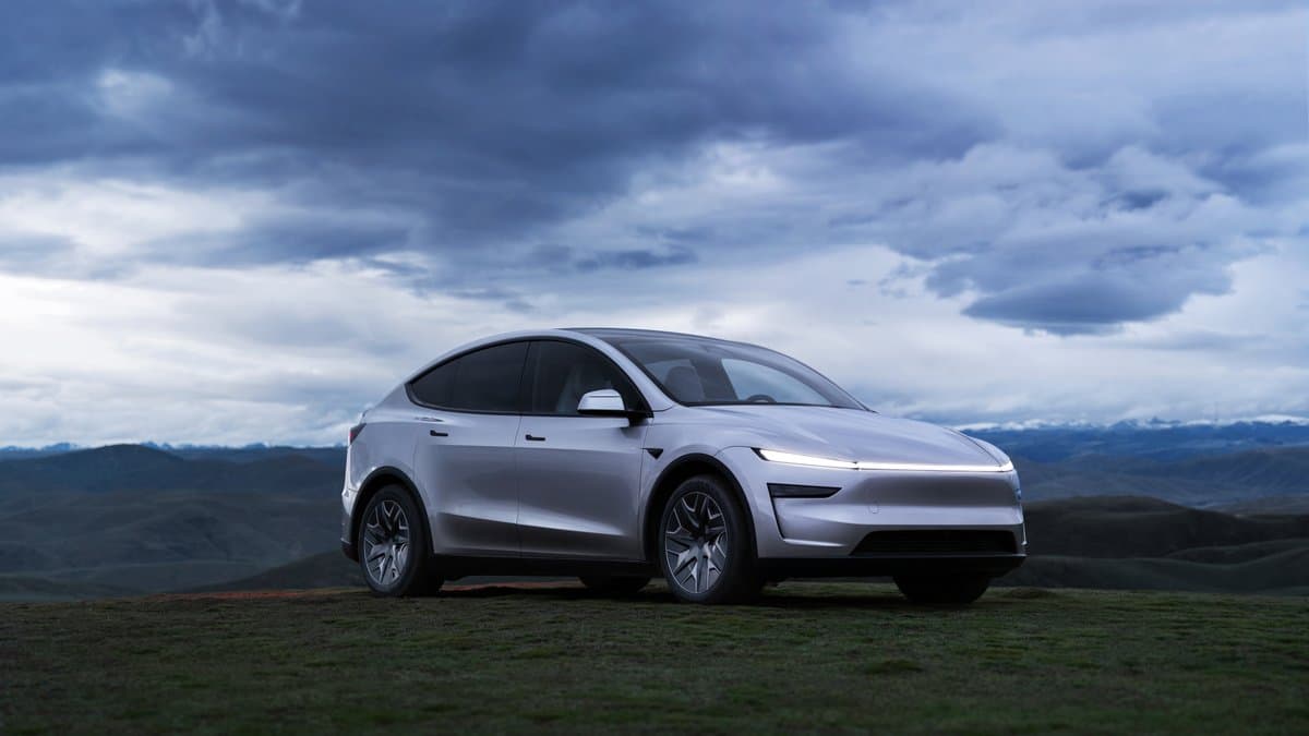 Tesla Launches the Model Y L in the US: 3-Row, 6-Seat, 325 Miles, Starts at $61,990