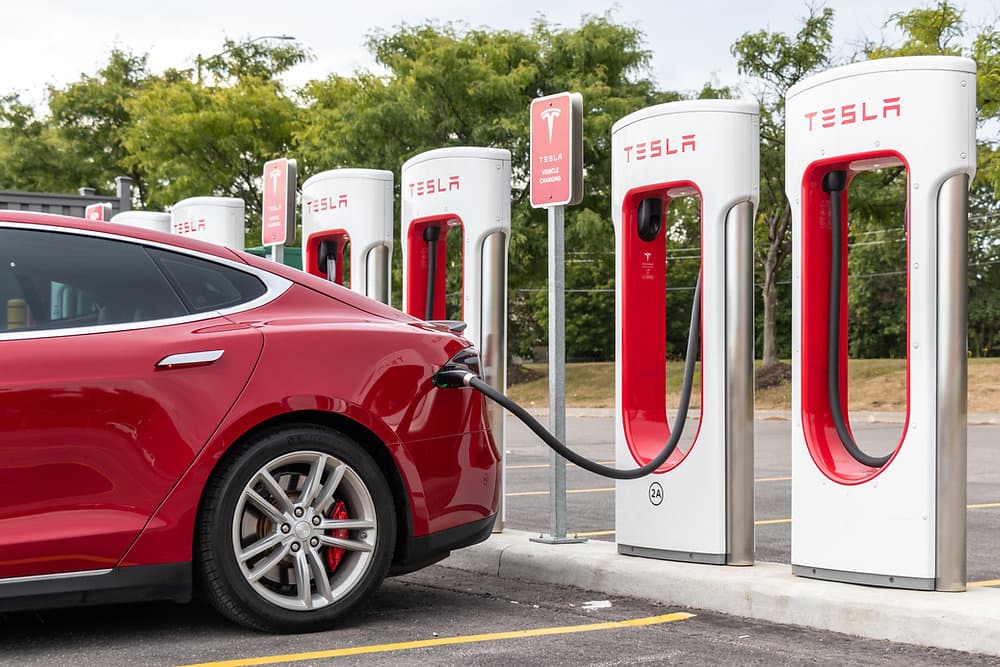 Ford-Tesla Deal Spurs U.S. EV Charging Standards Debate
